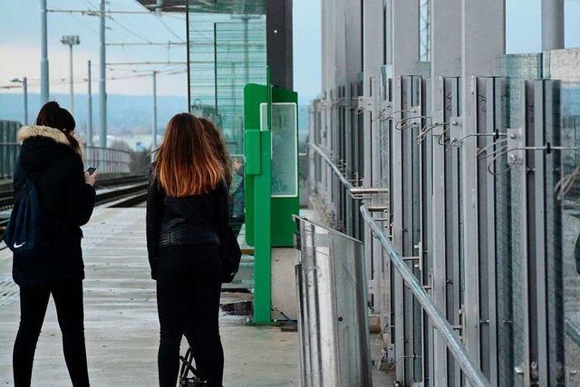 Drei Pflegerinnen bekommen Bugeld beim Warten auf die Tram