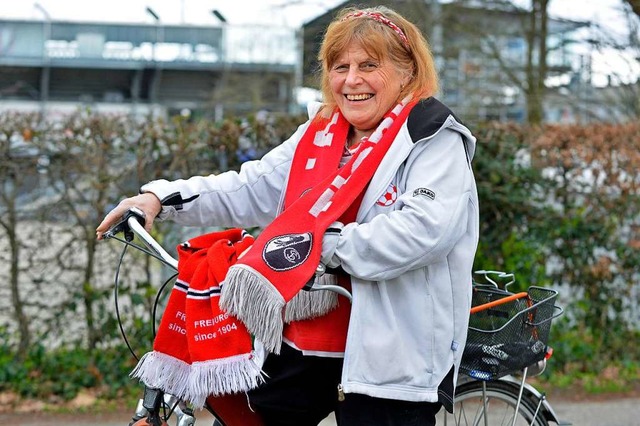 Rita Sartorius radelte am Spieltag mei...ringen &#8222;hoch&#8220; zum Stadion.  | Foto: Michael Bamberger