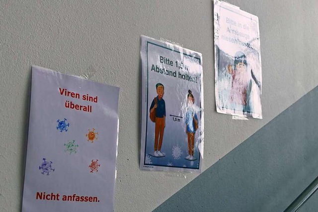 Die Corona-Regeln sind gut lesbar in der Eichendorff-Schule verteilt.  | Foto: Verena Pichler