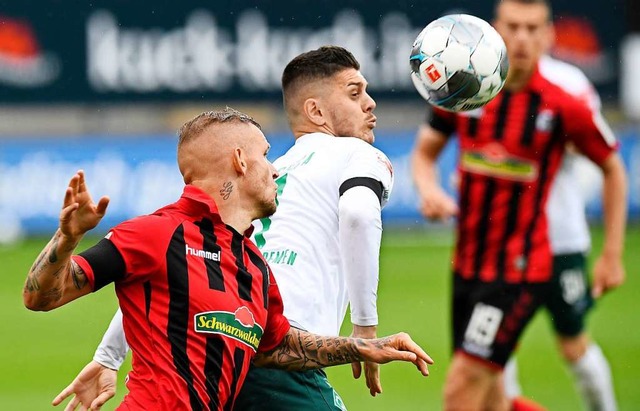 Jonathan Schmid und Milot Rashica haben den Ball im Visier.  | Foto: Thomas Kienzle (dpa)