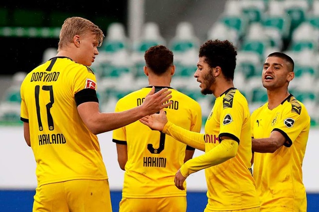 Die jungen Wilden des BVB haben wieder...und Sancho sowie Mo Dahoud beim Jubel.  | Foto: MICHAEL SOHN (AFP)