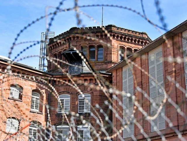 Die Freiburger Justizvollzugsanstalt  ... sonst von der Auenwelt abgeschottet.  | Foto: Michael Bamberger