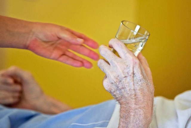 Ein Glas Wasser oder die Hand halten &#8211; auch das ist Sterbebegleitung.  | Foto: Daniel Karmann