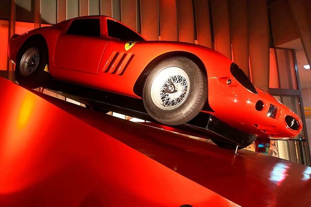 Ein Sportwagen in einem Ferrari-Themen...t? Ein Anwohner gibt das zu Protokoll.  | Foto: -