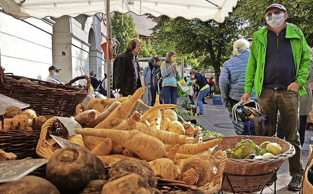 Die eingefhrte Maskenpflicht auf dem ...nmarkt sorgt weiter fr Diskussionen.   | Foto: Gerald Nill