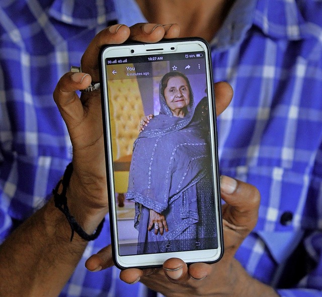 Shahid Ahmed zeigt auf seinemSmartpho...um, die bei dem Absturz ums Leben kam.  | Foto: Fareed Khan (dpa)