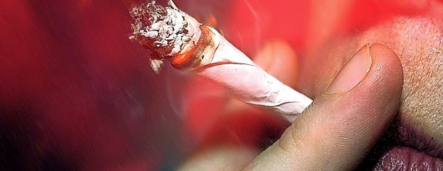 Wer vom Joint und seiner Cannabis-Such...oten der Drobs Kehl/Offenburg/Achern.   | Foto: dpa