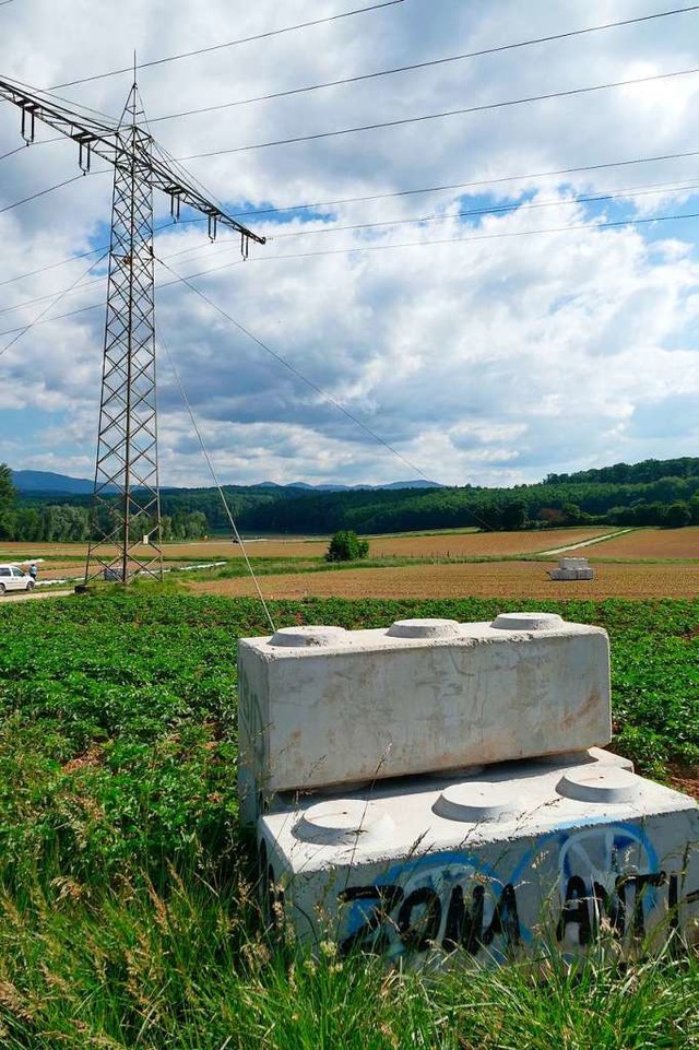 Nach und nach wurden riesige Betongewi...hneln, im Umkreis der Masten abgelegt.  | Foto: Ulrich Senf