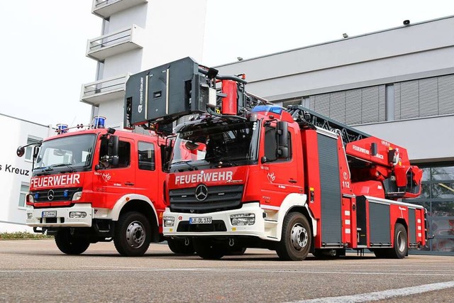 Die Feuerwehr darf nicht proben. Doch ...gt Fahrzeuge vor der Wache in Lrrach.  | Foto: Katharina Bartsch