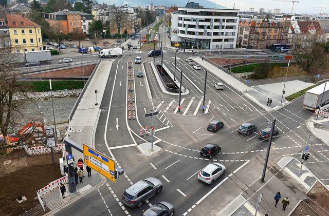 Unter der Freiburger Kronenbrcke werd...ege gesperrt und verengt (Archivbild).  | Foto: Ingo Schneider