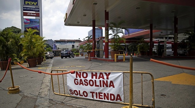 Ein Transparent mit der spanischen Auf...geschlossenen Tankstelle in Venezuela.  | Foto: Ariana Cubillos (dpa)