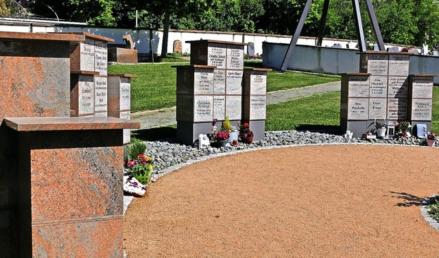 Urnenstelen auf dem Btzinger Friedhof. Die Anlage wird erweitert.  | Foto: Manfred Frietsch