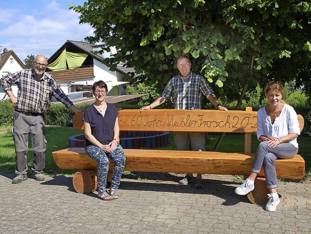 Das neue Sitzbnkle auf dem Schulhof m...rische Schulleiterin Elisabeth Blsius  | Foto: Petra Wunderle