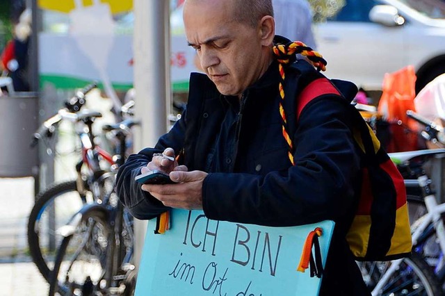 Taras Maygutiak bei der Demonstration ...ltnis zu einem Juden nachgesagt wurde.  | Foto: hr