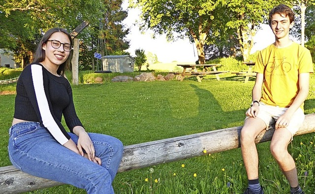 Mirjam und Felix, die Konstrukteure  der Campus-Seilbahn am Birklehof.  | Foto: Julia Witzku