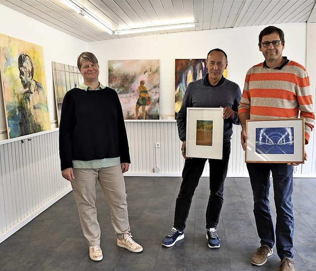 Hingucker: In der neuen Galerie Regard...r Schmitt (von links) ihre Werkschau.   | Foto: Barbara Ruda