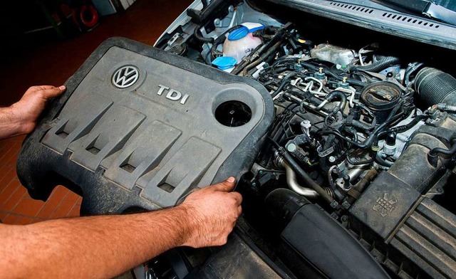 Blick in einen VW-Dieselmotor. Hchstr...den &#8222;arglistig&#8220; getuscht.  | Foto: Julian Stratenschulte (dpa)