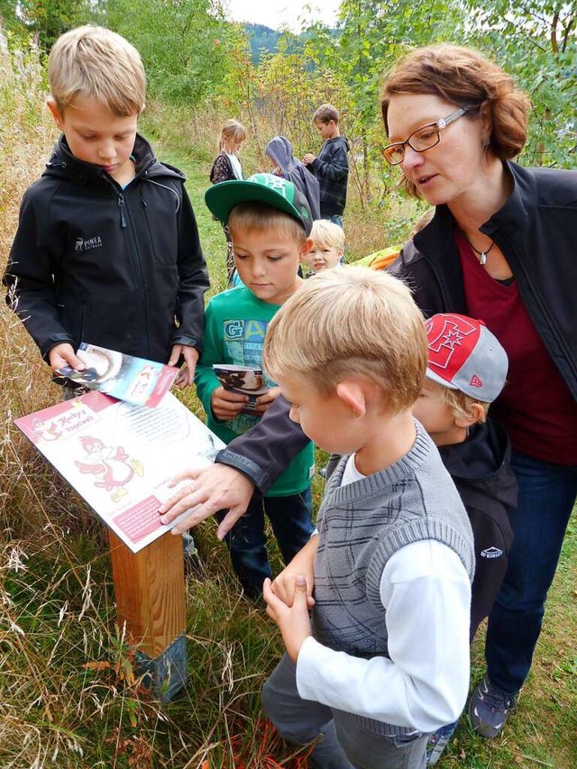 Lesen, berlegen und dann die Antwort ...ine Waldvogel hilft den Kindern dabei.  | Foto: Heidrun Simoneit
