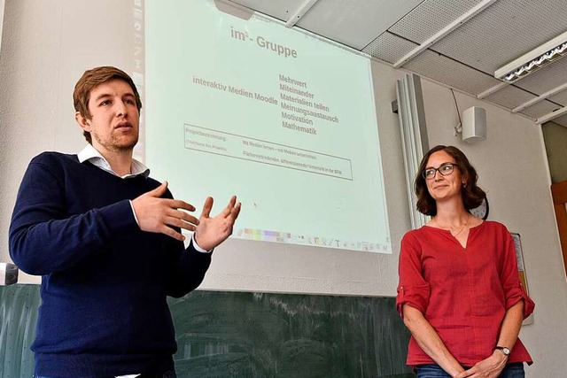 Die Lehrer Willi Waibel  und Clara Sch... die vielfltige Mglichkeiten bietet.  | Foto: Thomas Kunz