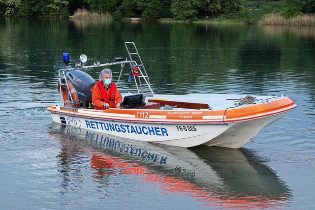 Freiburger Rettungstaucher bei einer bung auf dem  Opfinger See.  | Foto: Annika Sindlinger