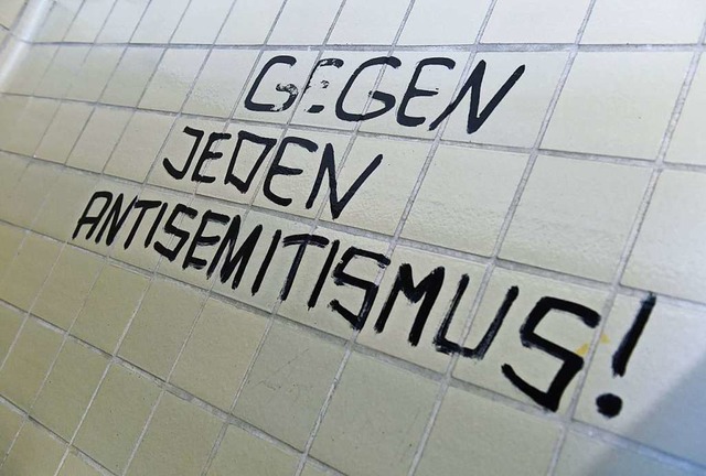 Antisemitismus ist, genauso wie Rassis...er Hass auf Menschen anderer Herkunft.  | Foto: Arne Dedert (dpa)