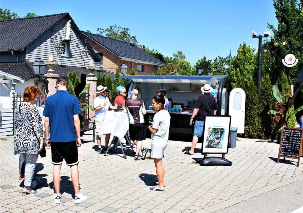 Schon am Erffnungstag kamen etliche G...hhut) zu seinem Kiosk zu gratulieren.   | Foto: Laetitia Barnick
