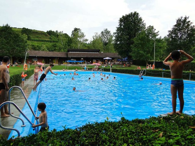 Das Schwimmbad in Oberrotweil ist bei ...h  Juni in absehbarer Zeit nicht sein.  | Foto: Elisabeth Saller