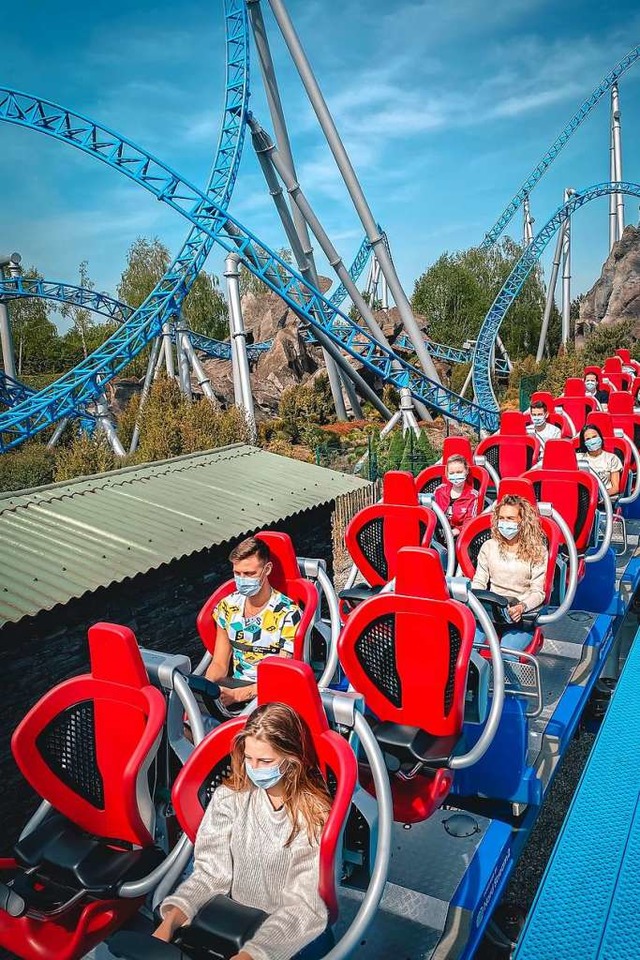 Sicherheitsabstand und Gste mit Maske...ungen ist in den Attraktionen Pflicht.  | Foto: Europa-Park