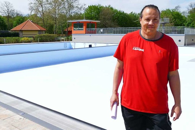 Schwimmmeister Marcel Rlke und sein T... den Freibadbetrieb rasch hoch fahren.  | Foto: Ulrich Senf