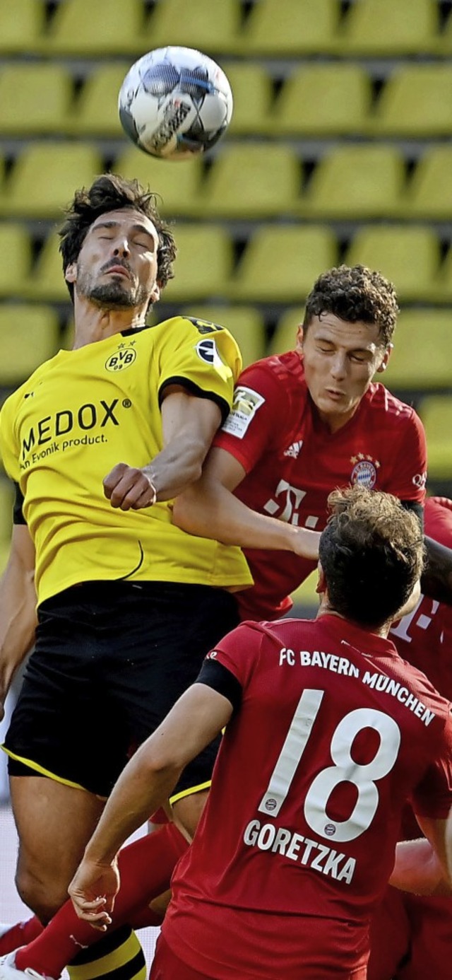 Augen zu:  BVB-Kicker  Mats Hummels (links) gegen Benjamin Pavard  | Foto: FEDERICO GAMBARINI (AFP)