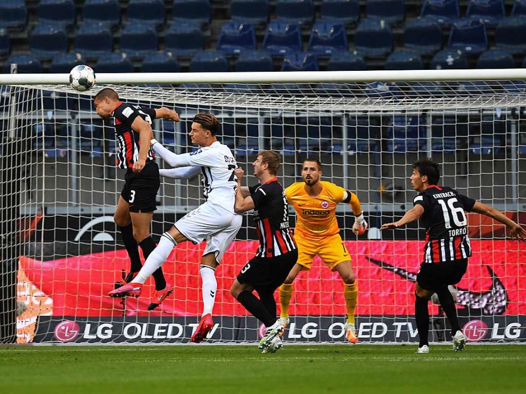 Der SC Freiburg spielt gegen Eintracht Frankfurt 3:3 und hat Glck, dass die Frankfurter keine gute Chancenverwertung haben.