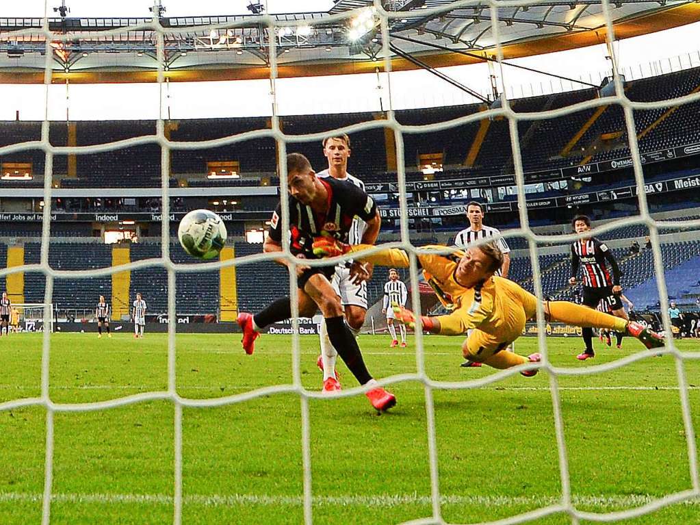 Der SC Freiburg spielt gegen Eintracht Frankfurt 3:3 und hat Glck, dass die Frankfurter keine gute Chancenverwertung haben.