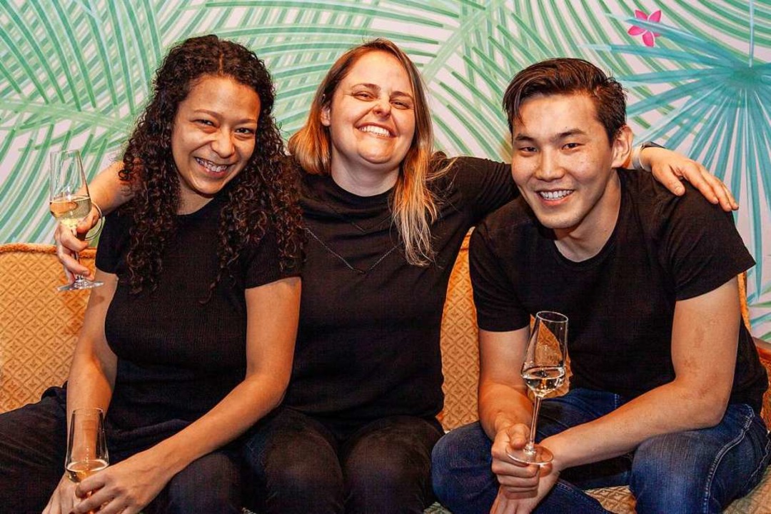 Luisa Gogolla, Sarina Fahrer und Amka ...raire&#8220; in der Gerberau erffnet.  | Foto: Au contraire