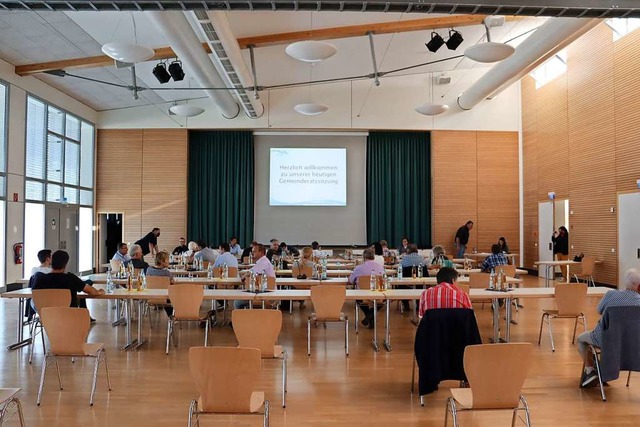 Abstand eingehalten: Die erste Sitzung...achhalle im Ortsteil  Feldkirch statt.  | Foto: Susanne Mller