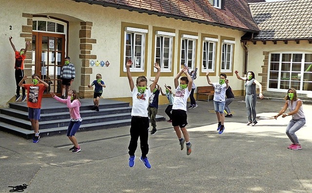 Die Viertklssler freuen sich: Endlich drfen sie wieder zur Schule gehen.  | Foto: GS Berau