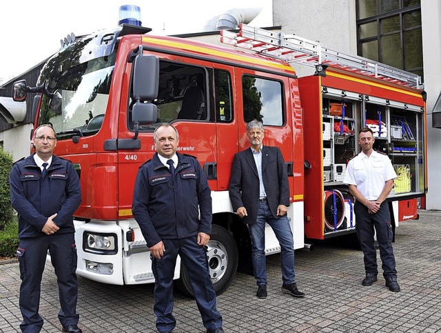 Mittleres Lschfahrzeug bergeben: Mic...kommandant Florian Trinler (von links)  | Foto: Robert Bergmann