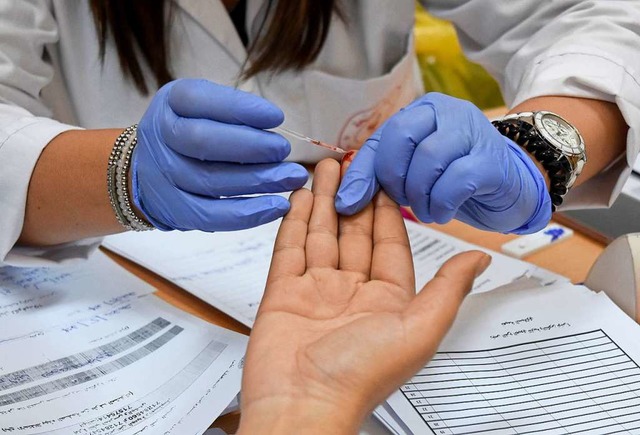 Fr den Antikrper-Test wird Blut abgenommen.  | Foto: Hassene Dridi (dpa)