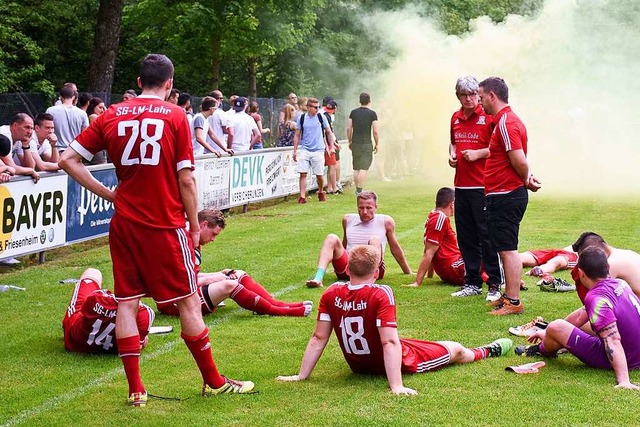 Eine Aufnahme vom Mai 2016: Trainer Da...e  Leiter Anton Dahinten beraten sich.  | Foto: Sebastian Khli