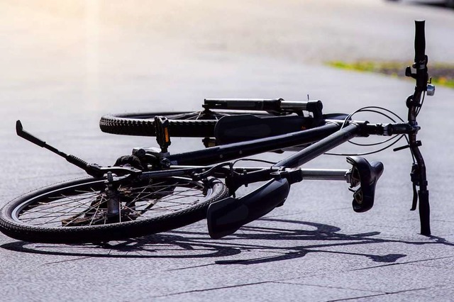 In Lrrach kamen zwei Radfahrer zu Fall (Symbolbild).  | Foto: Rainer Fuhrmann  (stock.adobe.com)