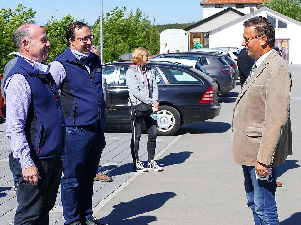 Die Geschftsfhrer der Schmidts Mrkte, Michael und Martin Schmidt, im Gesprch mit Minister Peter Hauk.