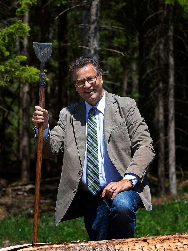 Minister Peter Hauk zeigte, dass ihm der Umgang mit dem Schleisen nicht fremd ist.