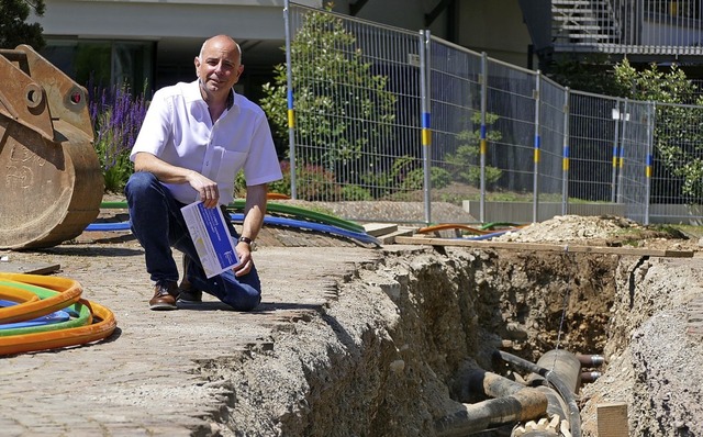 Tobias Obert an der Baustelle frs Nahwrmenetz  | Foto: Verena Pichler