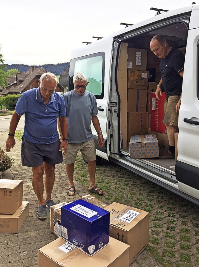 Karl-Heinz Mundinger, Manfred Lang und...teiert beim Verladen der Hilfsgter.    | Foto: Dieter Maurer