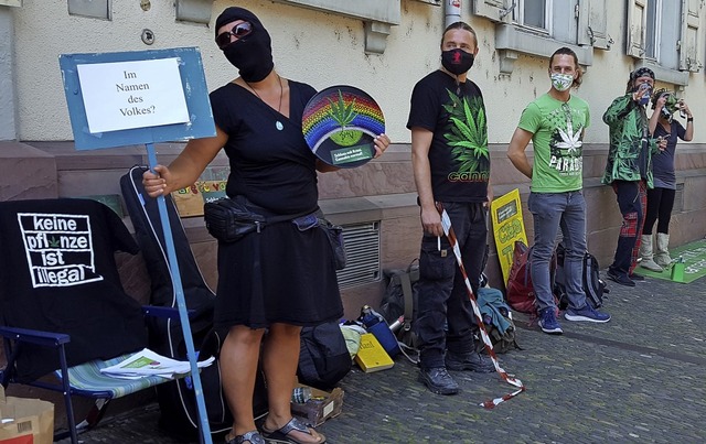 Vor dem Gerichtsgebude am Holzmarkt i... Legalisierung von Cannabisprodukten.   | Foto: Stefan Mertlik