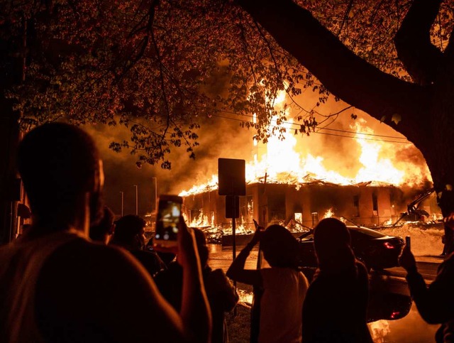 Nahe des 3. Polizeireviers in Minneapo...tag mehrere Gebude in Brand gesteckt.  | Foto: Stephen Maturen (AFP)