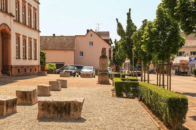 Wird die Busbucht vor dem Gymnasium (r...nd das Kriegerdenkmal versetzt werden.  | Foto: Sandra Decoux-Kone