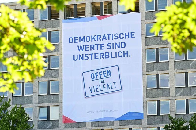 Die Plakataktion ist der Startschuss e...ative &#8222;Offen fr Vielfalt&#8220;  | Foto: Uwe Zucchi (dpa)