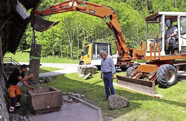 Alfred Faller beobachtet, wie  Wolfgan...kimuseum in Hinterzarten platzieren.    | Foto: Dieter Maurer