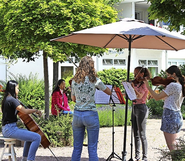 Das Streichquartett im Innenhof  | Foto: Martin Klabund