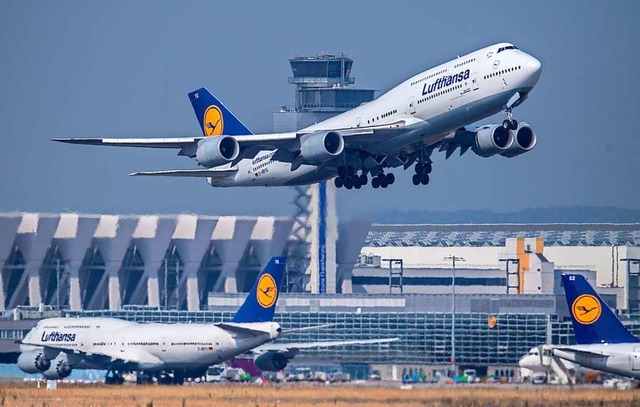 Ein Jumbo hebt vom Flughafen Frankfurt ab.   | Foto: Boris Roessler
